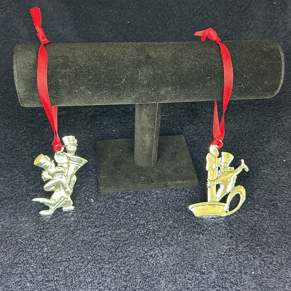 Looney Tunes Holiday Collection Ornaments (2). Cast metal in original boxes. - Picture 2 of 5